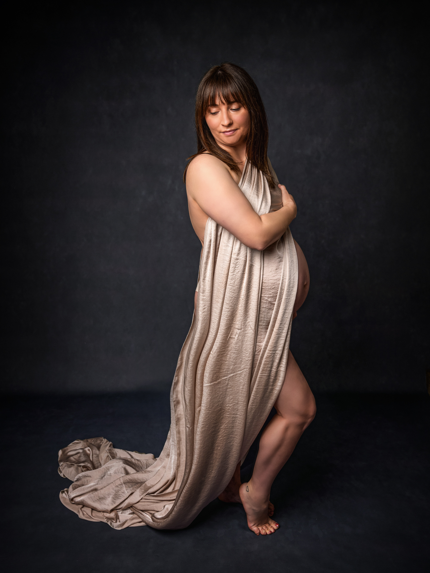 pregnant mum with grey wrap by maternity photographer Kent